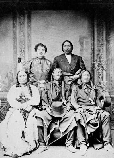 صورة جماعية لـ Sitting Bull و Swift Bear و Spotted Tail و Julius Meyer و Red Cloud ، 1875 بواسطة فرانك ف. كورير